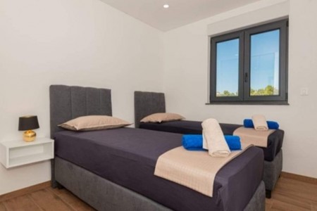 Vodice - nova namještena kuća za odmor s bazenom, 135 m2