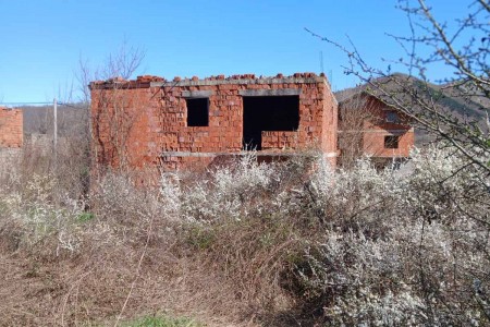 Gračac, Srb - nedovršena kuća 115 m2, okućnica 856 m2