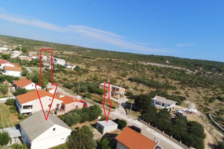 Posedarje - samostojeća kuća s dva stana 155 m2 i garažom 21 m2