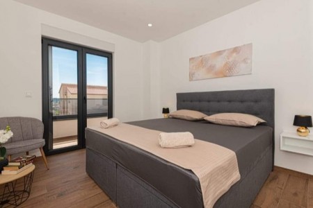 Vodice - nova namještena kuća za odmor s bazenom, 135 m2