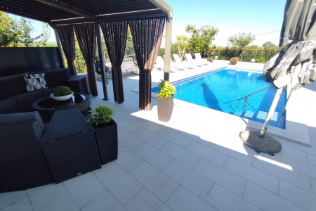 Suhovare - kuća za odmor s bazenom i pomoćnim objektima