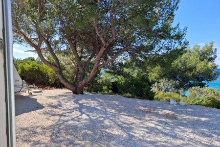 Murter, Kosirina -zemlji&scaron;te s pogledom na more i ukopanim spremnikom vode