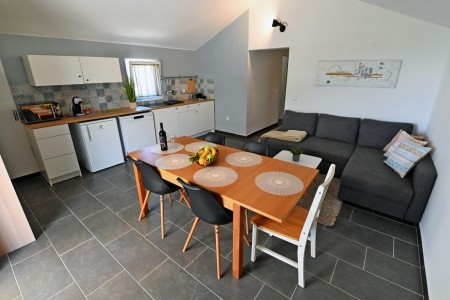 Murter, Betina - kuća s četiri apartmana, 100 m od plaže, 219 m2