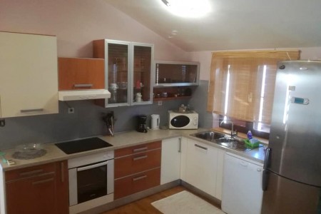 Sveti Filip i Jakov - kuća s 3 apartmana, garažom i podrumom, 220 m2