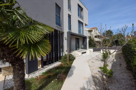 Zadar, Diklo - stan s privatnim ulazom i dvori&scaron;tem, 150m od mora