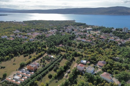 Starigrad - građevinsko zemlji&scaron;te pravilnog oblika, 450 m od plaže, 400 m2