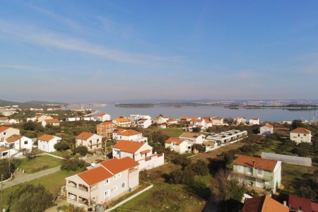 Pašman, Kraj – kuća s tri stana 300 m od pješčane plaže, 229 m2