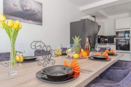 Vodice - nova namještena kuća za odmor s bazenom, 135 m2