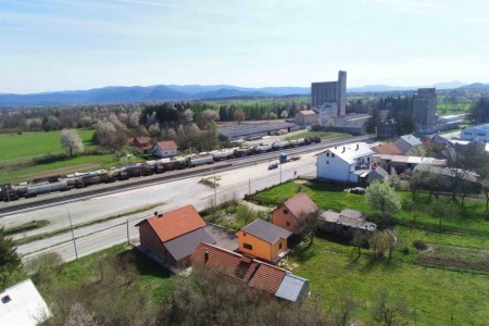 Gospić - kuća s pomoćnim objektom 80 m2 i dvor 1126 m2