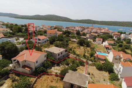 Pirovac - samostojeća kuća s dva stana, 169 m2