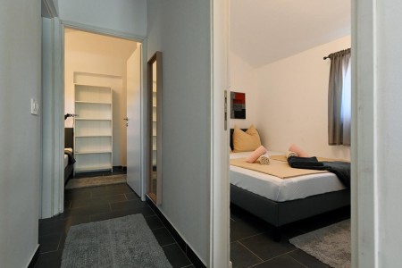 Murter, Betina - kuća s četiri apartmana, 100 m od plaže, 219 m2