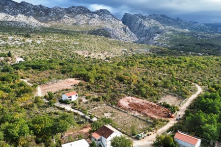 Starigrad, Seline - građevinsko zemljište uz asfalt i infrastrukturu, 608 m2