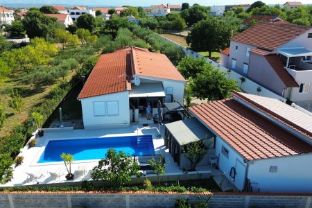 Suhovare - kuća za odmor s bazenom i pomoćnim objektima