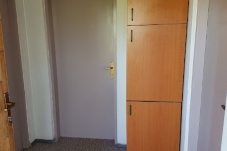 Gospić - kuća s pomoćnim objektom 80 m2 i dvor 1126 m2