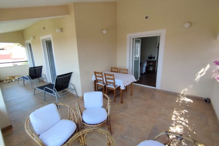 Pirovac - samostojeća kuća s dva stana, 169 m2