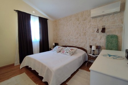 Pirovac - samostojeća kuća s dva stana, 169 m2