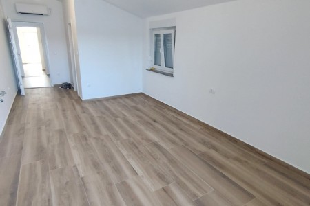 Turanj – novi trosoban apartman prvi red do mora, 72 m2