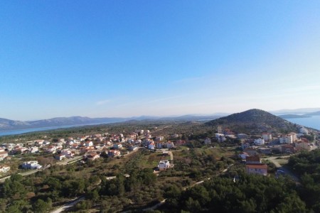 Drage - građevinsko zemljište ispod magistrale, 2393 m2
