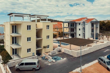 Sevid, Marina - novi dvosobni apartman s vrtom i zajedničkim bazenom, 83 m2