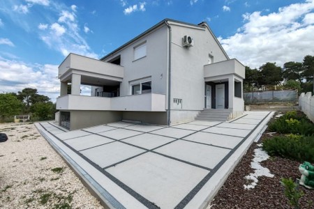 Bibinje - trosoban stan s pogledom na more, 148 m2