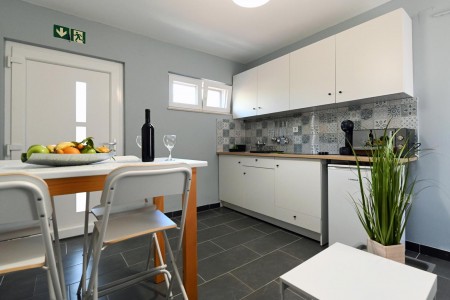 Murter, Betina - kuća s četiri apartmana, 100 m od plaže, 219 m2