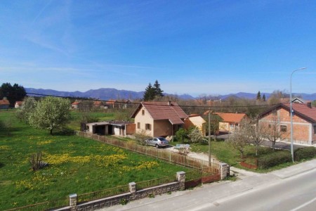 Gospić - kuća s pomoćnim objektom 80 m2 i dvor 1126 m2