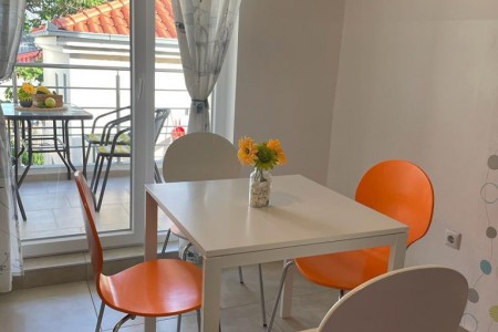 Rogoznica- centar – kuća sa 7 apartmana i pogledom na more, 330,49 m2