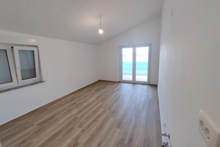 Turanj – novi trosoban apartman prvi red do mora, 72 m2