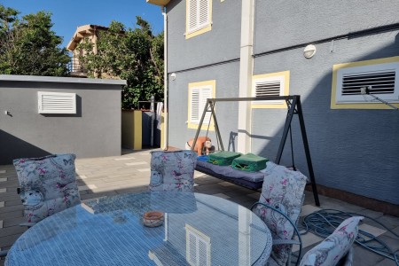 Nin - kuća s 4 apartmana prvi red do mora, 166 m2
