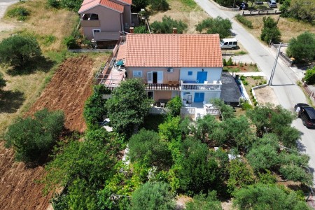 Pašman, Kraj – kuća s tri stana 300 m od pješčane plaže, 229 m2