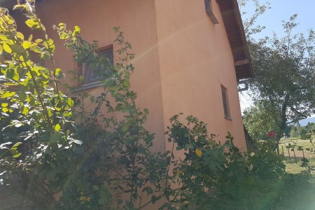 Gospić - kuća s pomoćnim objektom 80 m2 i dvor 1126 m2