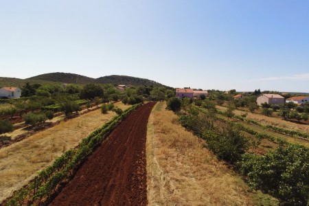 Sukošan, Debeljak - kuća i pomoćni objekat na zemljištu od 2096 m2