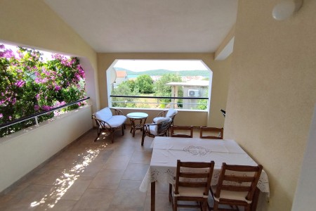 Pirovac - samostojeća kuća s dva stana, 169 m2