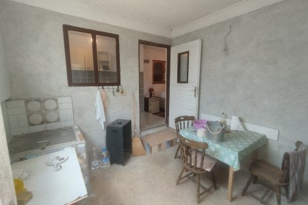 Sukošan, Debeljak - kuća 74 m2 i pomoćni objekat na zemljištu od 2096 m2