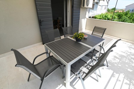 Murter, Betina - kuća s četiri apartmana, 100 m od plaže, 219 m2