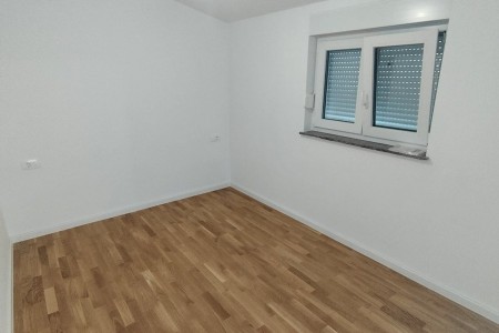 Turanj – novi trosoban apartman prvi red do mora, 72 m2