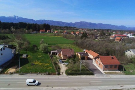 Gospić - kuća s pomoćnim objektom 80 m2 i dvor 1126 m2