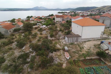 Raslina - građevinsko zemljište s pogledom na more, 1343 m2