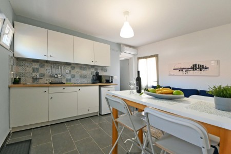 Murter, Betina - kuća s četiri apartmana, 100 m od plaže, 219 m2