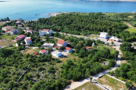 Starigrad - građevinsko zemlji&scaron;te pravilnog oblika, 450 m od plaže, 400 m2