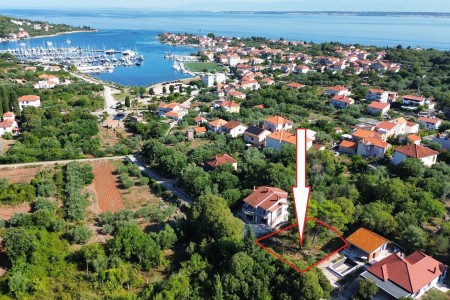 Ugljan, Sutomi&scaron;ćica - građevinsko zemlji&scaron;te na mirnoj lokaciji, 576 m2