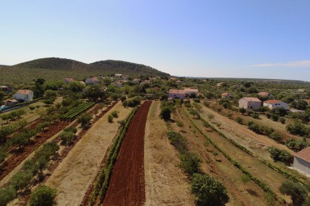 Sukošan, Debeljak - kuća i pomoćni objekat na zemljištu od 2096 m2