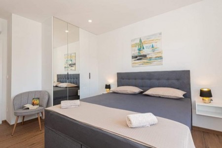 Vodice - nova namještena kuća za odmor s bazenom, 135 m2