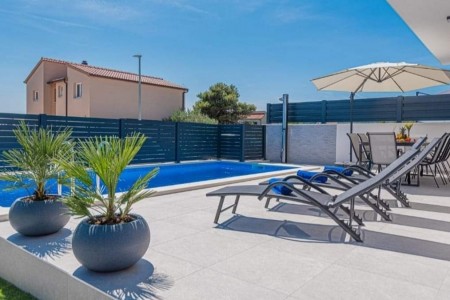 Vodice - nova namještena kuća za odmor s bazenom, 135 m2