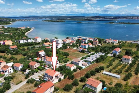 Pašman, Kraj – kuća s tri stana 300 m od pješčane plaže, 229 m2
