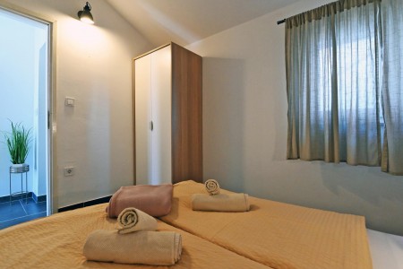 Murter, Betina - kuća s četiri apartmana, 100 m od plaže, 219 m2