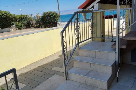 Nin - kuća s 4 apartmana prvi red do mora, 166 m2