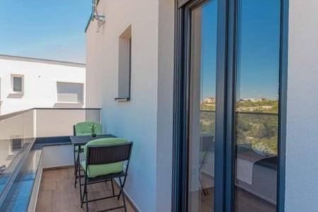 Vodice - nova namještena kuća za odmor s bazenom, 135 m2