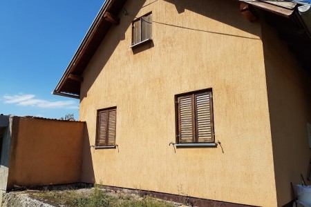Gospić - kuća s pomoćnim objektom 80 m2 i dvor 1126 m2