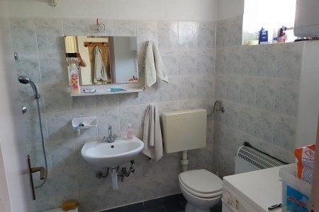 Gospić - kuća s pomoćnim objektom 80 m2 i dvor 1126 m2